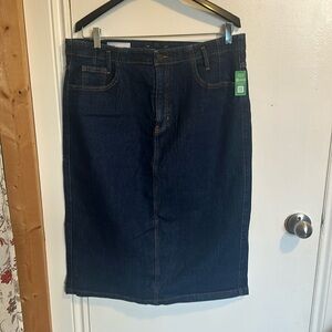 New GAP denim pencil skirt with button back - never worn